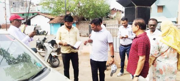  हाजिरी रजिस्टर जांच कर सफाई व्यवस्था दुरूस्त करने निर्देश