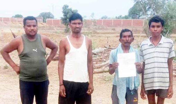 आदिवासियों के हक की जमीन पर जबरिया कब्जा