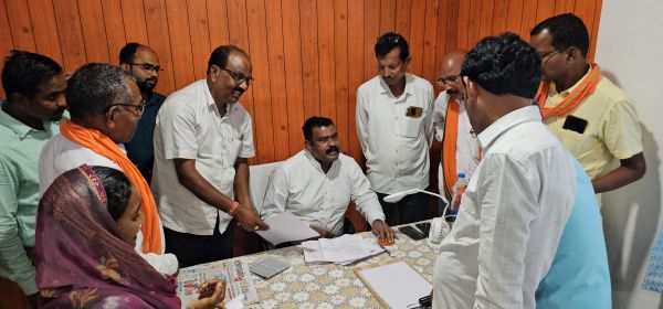 विधायक टेकाम ने निवास में लगायी जन चौपाल