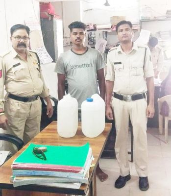 अवैध महुआ शराब संग युवक गिरफ्तार 