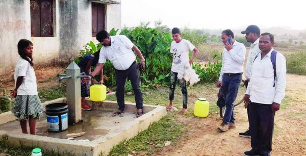 सौर ऊर्जा पाइप  टूटी, पानी की किल्लत, सीईओ ने भेजा टैंकर