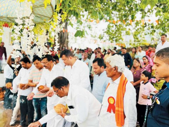 धनुष यज्ञ में शामिल हुए विधायक संदीप साहू व मोतीलाल साहू