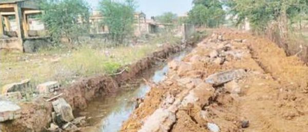 मानसून की दस्तक के साथ ही नाला बनाने का काम शुरू किया