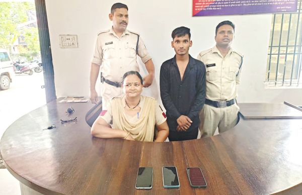 डिक्की से मोबाइल, पर्स चुराने वाला युवक गिरफ्तार