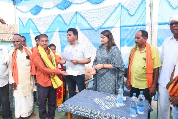 बाहपानी दुर्घटना में मृतकों  के परिजनों को अनुग्रह   चेक दिया  भावना ने