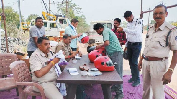 यातायात पुलिस बिना हेलमेट वाहन चालकों का काट रही चालान  
