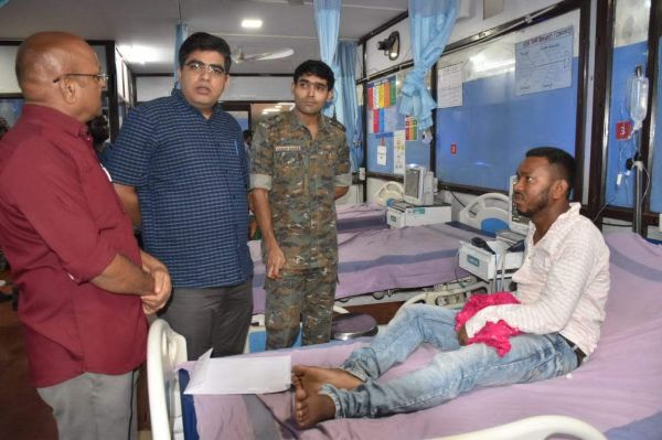 कलेक्टर-एसपी ने बस दुर्घटना में घायल मरीजों का लिया हाल चाल