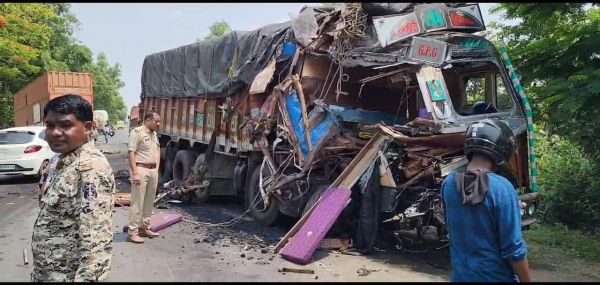 ट्रेलर-ट्रक की भिड़ंत, एक की मौत, दूसरा इंजन के गर्म ऑयल से झुलसा