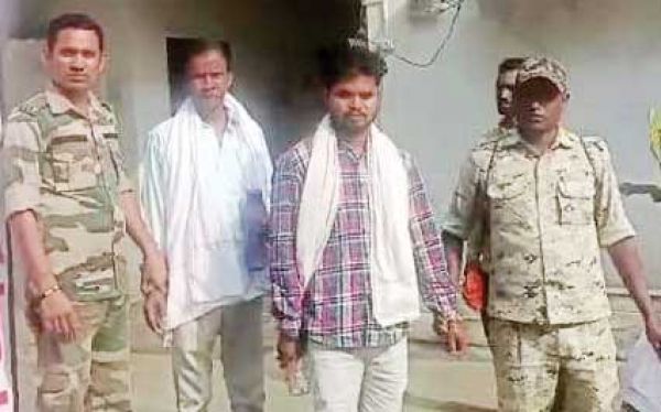 सरकारी राशन गबन, सचिव और सहायक विक्रेता गिरफ्तार, सरपंच की तलाश