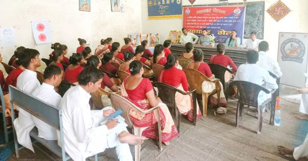 प्रशिक्षण के लिए स्कूल आये शिक्षकों को  दी गई साइबर अपराधों की जानकारी