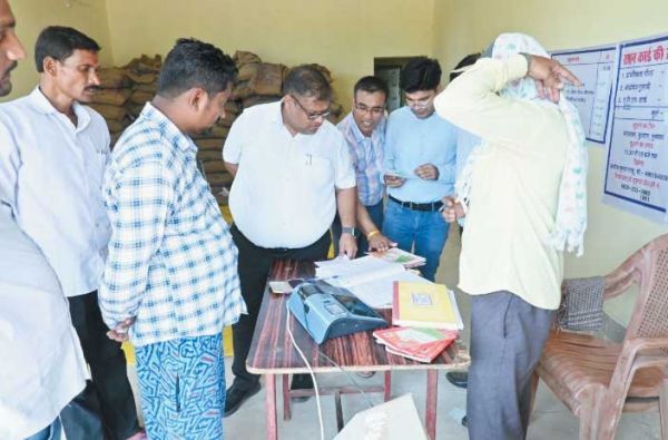 कलेक्टर ने छुरा और फिंगेश्वर ब्लॉक के विभिन्न गांवों का किया सघन दौरा