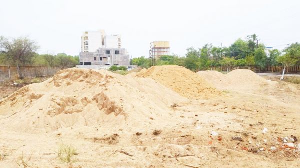 अफसरों की कॉलोनी  में हो रहा रेत डंप