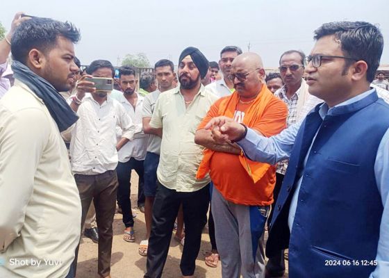 ओवर रेट में शराब, भाजपा कार्यकर्ताओं का हंगामा