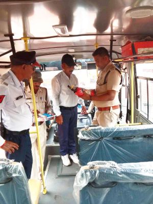 चार दर्जन से अधिक स्कूली बसों  की जांच, 4 पर कार्रवाई