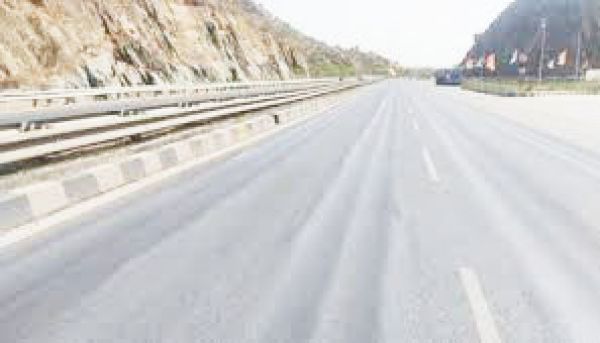 सडक़ पर भारी मालवाहक ों के पहिए के निशान उभर आए 