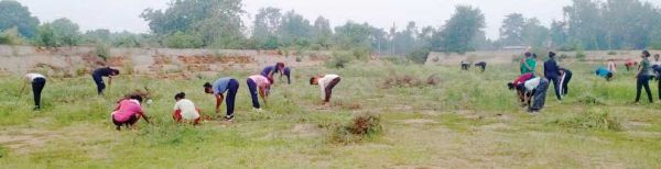 प्रशिक्षणार्थियों और पूर्व सैनिकों ने स्वच्छता अभियान चलाया