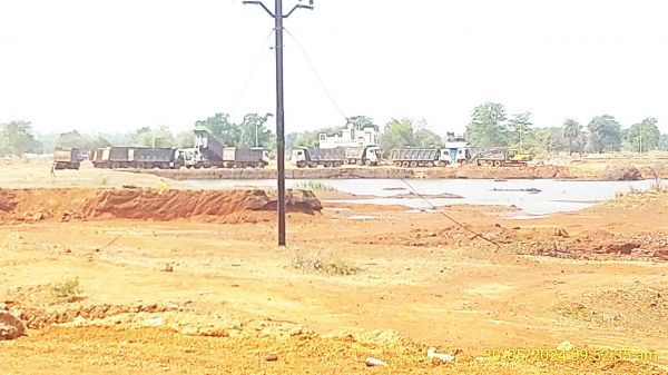 करंट की चपेट में आने से हाइवा चालक की मौत