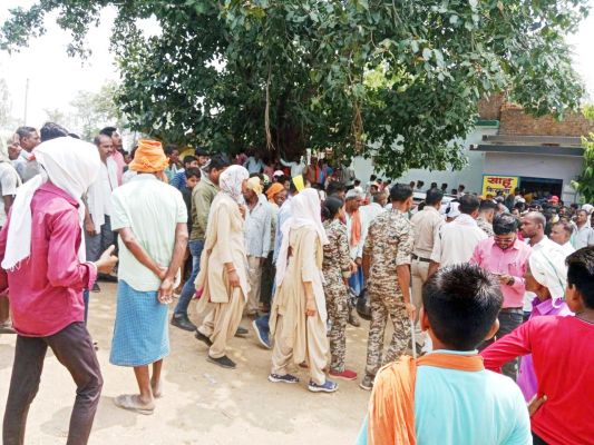 पसौद पहुंची डॉग स्कवाड की टीम, विरोध के बाद भारी पुलिस बल तैनात, पुलिस को मिले अवशेष
