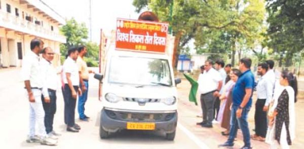 सिकल सेल जागरूकता रथ निकली, कलेक्टर ने दिखाई हरी झण्डी