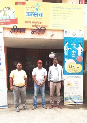 एलआईसी के  दैवेभो कर्मियों ने मांगों को लेकर राष्ट्रपति के नाम सौंपा ज्ञापन