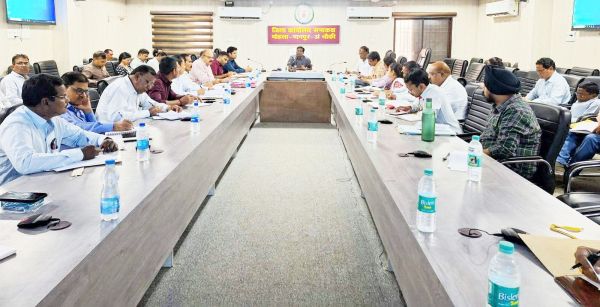 शासन की योजनाओं को दें सर्वोच्च प्राथमिकता