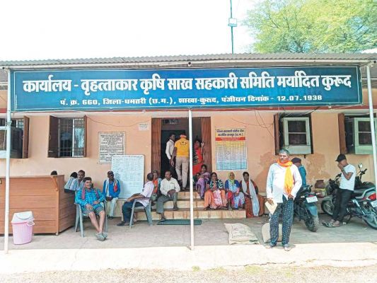 खेती-किसानी की तैयारी, बारिश का इंतजार सोसायटियों में खाद-बीज लेने पहुंच रहे किसान