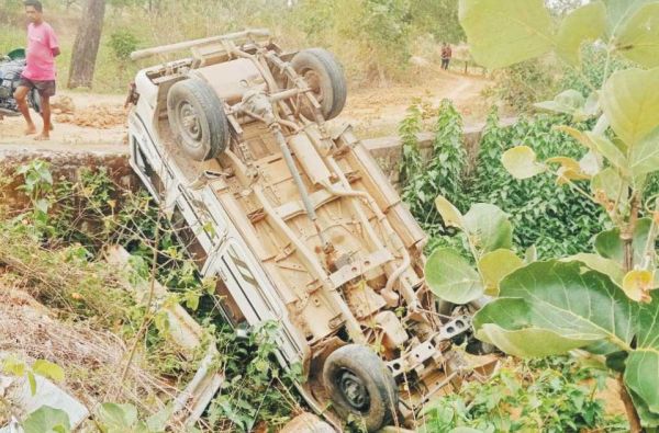 बेकाबू बोलेरो पलटी, चालक समेत 3 लोग बाल-बाल बचे