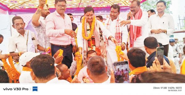 केंद्रीय राज्यमंत्री तोखन साहू का भव्य स्वागत