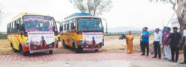 जिपं अध्यक्ष ने हरी झंडी दिखा श्रद्धालुओं को किया रवाना