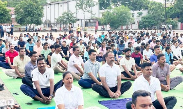 परेड ग्राउंड में पुलिस कर्मियों के परिवार ने किया योगाभ्यास