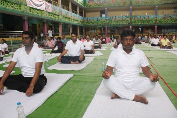 दशम अंतरर्राष्ट्रीय योग दिवस पर लोगों ने किया सामूहिक योगा