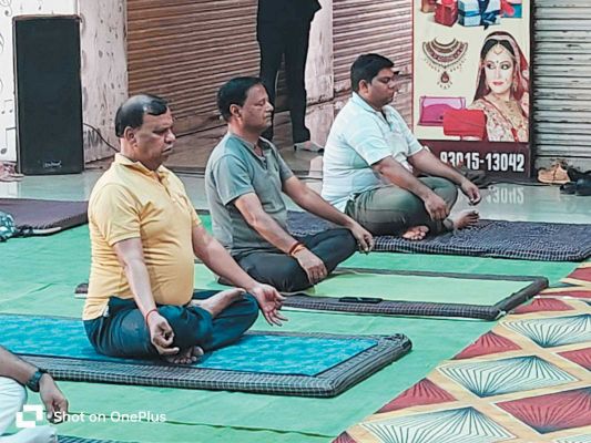 अंतरराष्ट्रीय योग दिवस पर शिवरतन ने किया योगासन