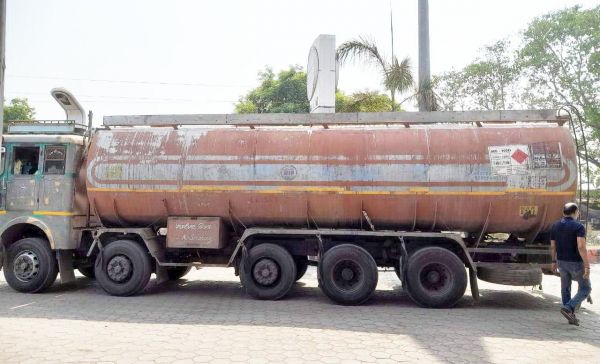 खलासी कर रहा था ट्रक को बैक, ड्राइवर घायल