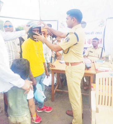 दुपहिया चालकों को हेलमेट पहनने की समझाईश
