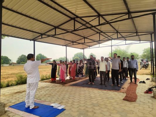 हायर सेकेंडरी श्यामनगर में संकुल स्तरीय योग दिवस 