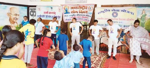 आत्मानंद उत्कृष्ट अंग्रेजी माध्यम विद्यालय में योगाभ्यास