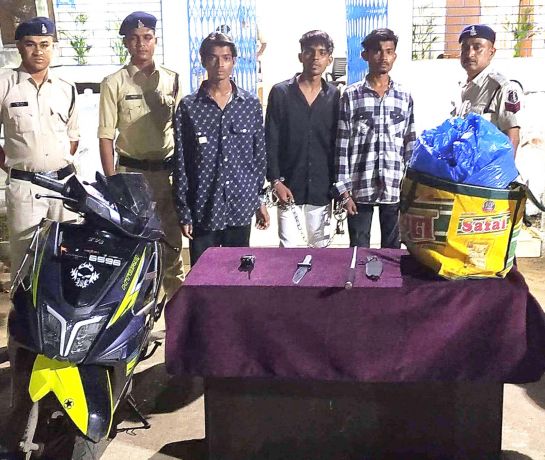 अवैध गांजा बिक्री, नाबालिगसहित 4 गिरफ्तार