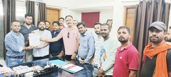 बिजली कटौती से परेशान वार्डवासियों ने कार्यपालन यंत्री को सौंपा ज्ञापन