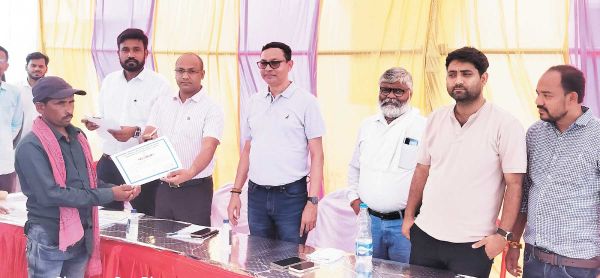 डूबान क्षेत्र उमरमरा के ग्रामीणों को मिला घर, एसडीएम ने सौंपा अधिकार पत्र