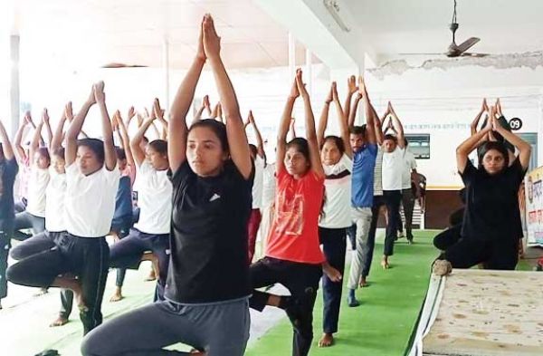 पूर्व सैनिकों व प्रशिक्षणार्थियों ने किया योग