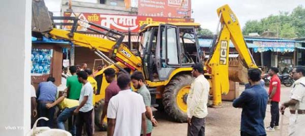 बेजा कब्जा पर चला बुलडोजर