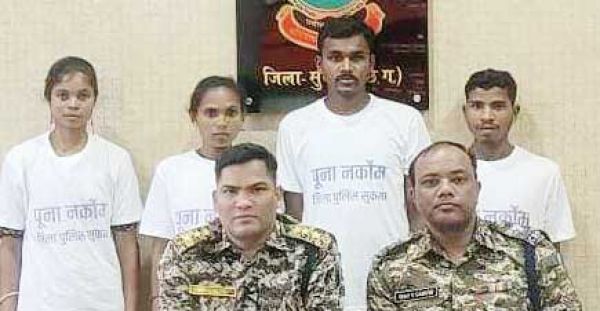 2 महिला सहित 4 नक्सलियों का समर्पण
