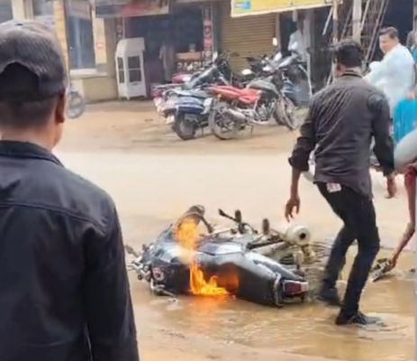 चलती बाइक में आग, कूदकर बचाई जान