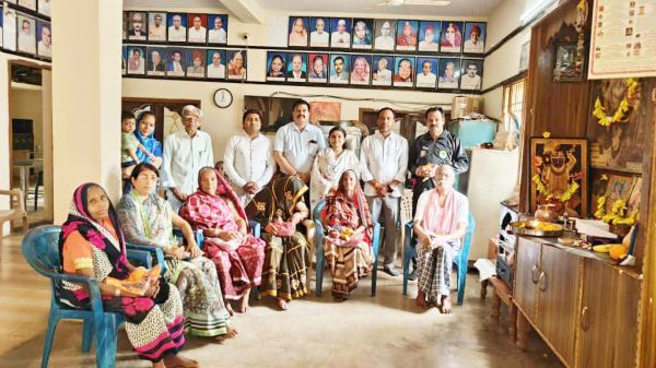 वृद्ध आश्रम में फल व कपड़े वितरण कर कथावाचक ने मनाया जन्मदिन