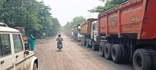 जेएसपीएल डीसीपीपी प्लांट के बाहर पीडि़त ग्रामीणों ने की नाकेबंदी 