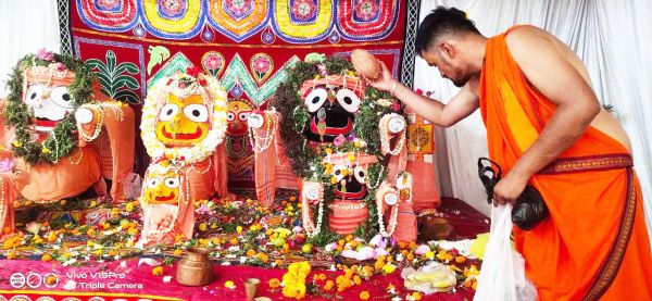 महाप्रभु जगन्नाथ, बलभद्र व बहन सुभद्रा का महास्नान