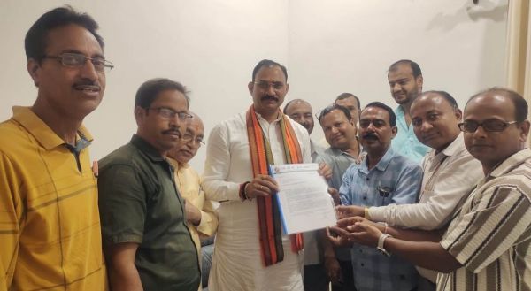 पत्रकार भवन में बुनियादी जरूरतों और आवास के लिए स्वास्थ्य मंत्री को ज्ञापन