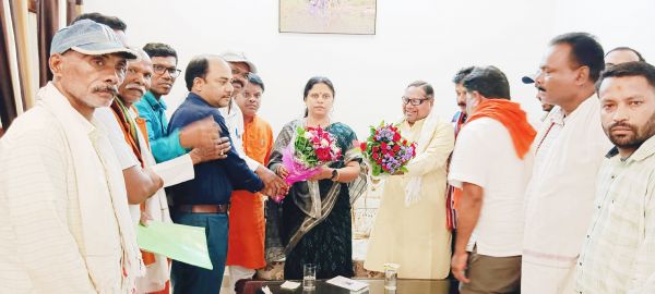 सांसद रूप कुमारी से मिले ग्रामीण,  गौरव पथ निर्माण, वीर शहीद ग्राम रोड नामकरण की रखी मांग