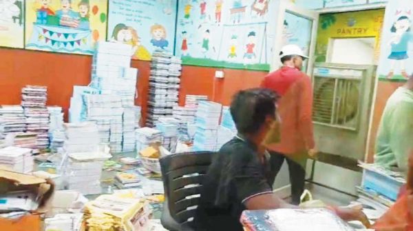 कुंजेमुरा में हो रहा गजब का खेला! मान्यता सीजी बोर्ड की, किताब बेच रहे सीबीएसई की!