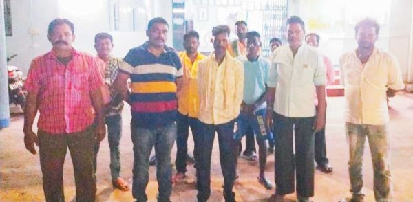 प्रतिबंध के बावजूद रेत खुदाई, ग्रामीण पहुंचे थाने